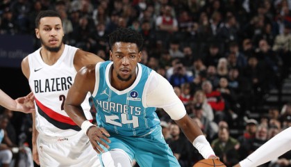 开云官网-米勒23+9阿夫迪亚22+7 黄蜂客场险胜开拓者|北京|波特兰开拓者队|夏洛特黄蜂队|篮板|德尼·阿夫迪亚_新浪体育_新浪新闻