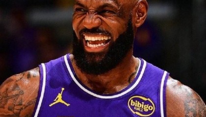 开云官网-虎头蛇尾，詹姆斯19中9得24分5板3助，上半场20分下半场仅4分