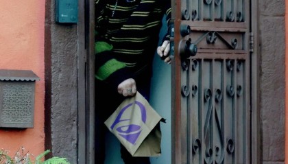 开云体育下载-73岁影帝欠租6万面临驱逐，昔日硬汉如今秃头领外卖太糟心