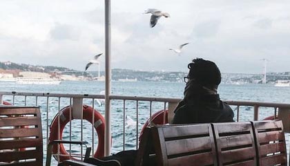 开云下载-理性追星！奥纳纳推开想与他合影的球迷，但被另一人丢水瓶